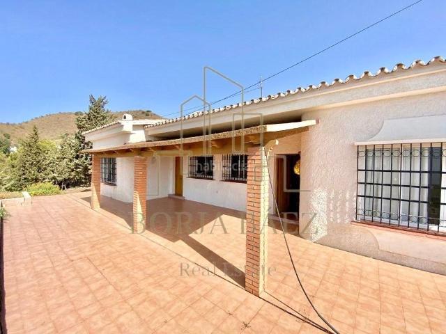 Chalet en venta en Benajarafe. Gran finca rústica de 9.622 m2 con árboles frutales actualmente de mangos y aguacates y gran casa, zona de aparcamiento y terrazas. Chalets.