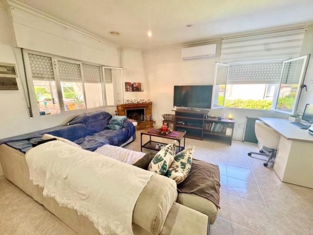 Chalet en venta en Benferri. MARAVILLOSO CHALET SEMINUEVO, TODO EN UNA PLANTA DE 3 DORM, 2 BAÑOS. PARCELA DE 500M2, PISCINA. A TAN SOLO 10 MIN DE OR. Chalets.
