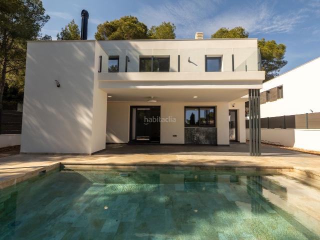 Chalet en venta en Benicasim Benicàssim, Montornés Las Palmas El Refugio. Se vende villa moderna de nueva construcción con piscina y vistas al mar en la prestigiosa zona de Montornes, Benicàssim.