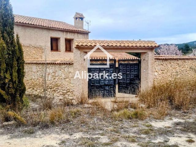 Chalet en venta en Biar. Finca rústica Chalet masía en Biar 30 hectáreas en plena Sierra Fontabret. Chalets.