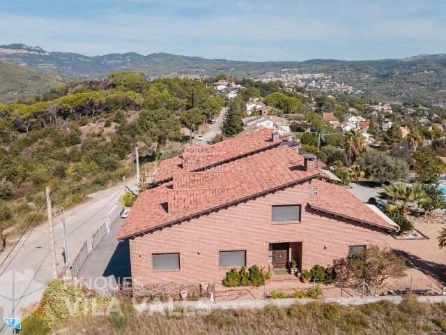 Chalet en venta en Bigues i Riells del Fai. CASA UNIFAMILIAR CON VISTAS PANORÁMICAS, JARDÍN Y GRANDES POSIBILIDADES. Chalets Bigues i Riells del.