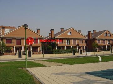 Chalet en venta en Burgos, Illera. Exclusivo Chalet Pareado Junto al HUBU Tu Oasis Urbano en Burgos. Chalets.