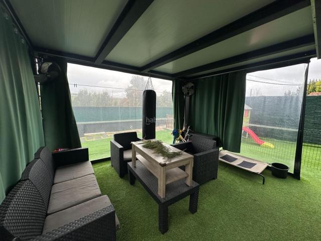 Chalet en venta en Burgos, San Agustín Parque Europa. Vivienda unifamiliar reformada con jardín, terraza y garajetaller en Paseo de los Pisones, Burgos. Chalets.