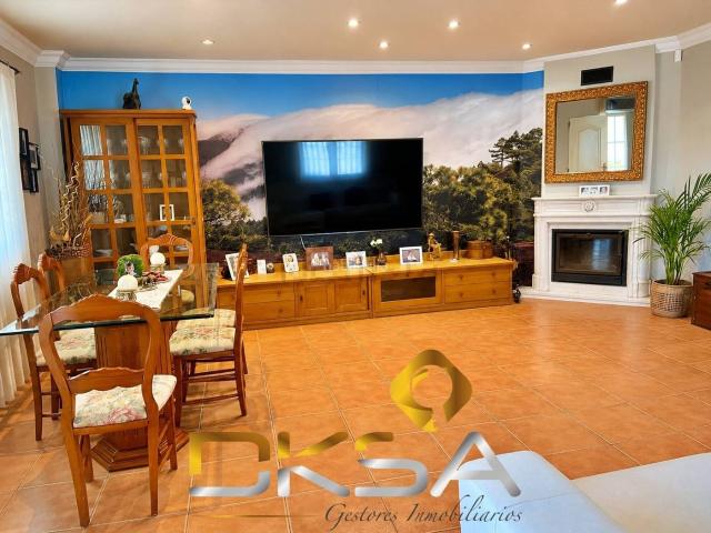 Chalet en venta en Burriana, Llombai. TU CASA, TU PISCINA, TU CAMPO DE FÚTBOL Y 1.815 M2 PARA DISFRUTARLOS. Chalets.