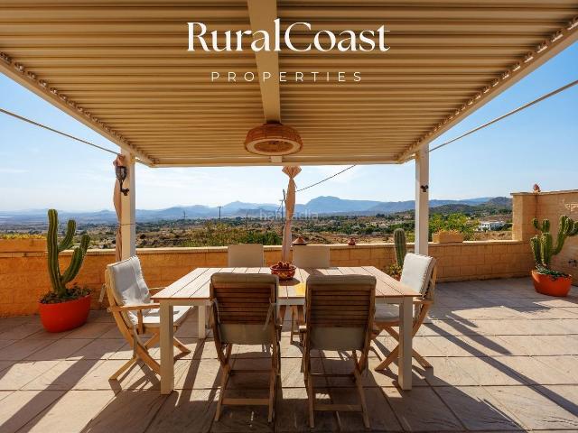 Chalet en venta en Busot. Chalet independiente rústico, parcela 1815m2, 144m2, 3 habitaciones, 4 baños, piscina, paneles solares, vistas a las montañas. Chalets.