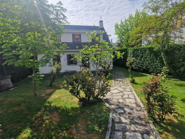 Chalet en venta en Bustarviejo. Precioso chalet con jardín en el centro histórico de Bustarviejo. Chalets.