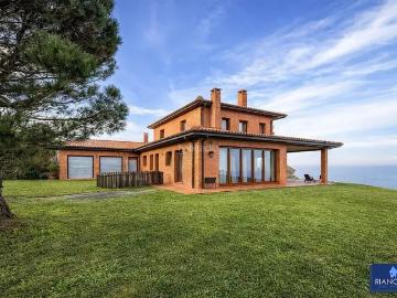 Chalet en venta en Gozón, Verdicio Bañugues Cabo Peña. Impresionante chalet en el alto de Bañugues, Luanco, con 5.000 m2 de parcela y vistas al mar. Chalets.