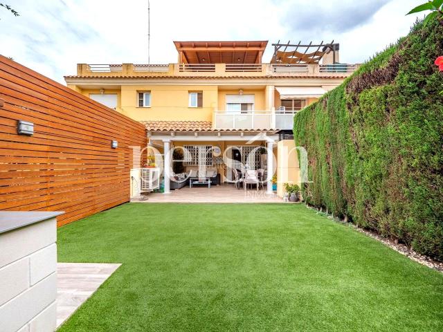 Chalet en venta en Godella. Vivienda adosada en Campolivar, con terraza, piscina y Garaje. Chalets.