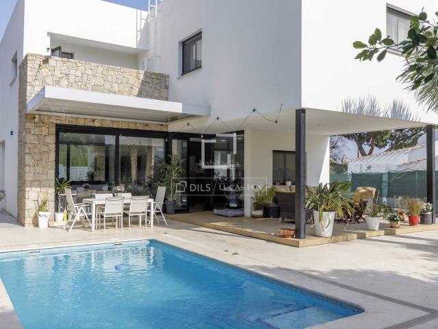 Chalet en venta en Godella. Casa en excelentes condiciones de 4 dormitorios en venta en Rocafort. Chalets.