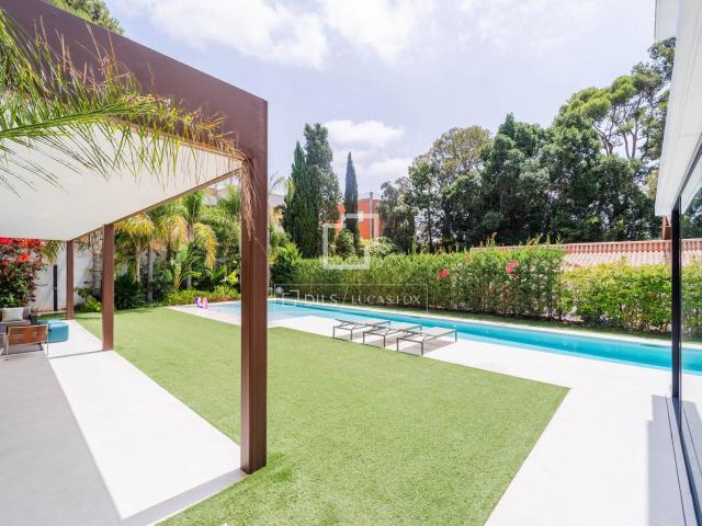 Chalet en venta en Godella. Casa independiente con jardín y piscina en venta en una urbanización consolidada cerca de Valencia y de varios colegios internacio. Chalets.
