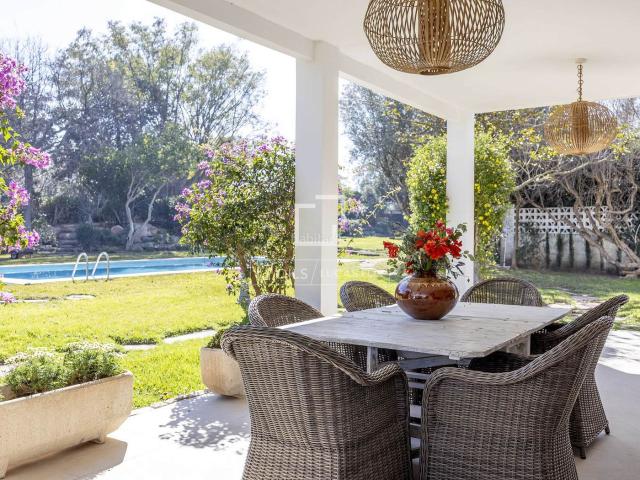 Chalet en venta en Godella, Nueva Santa Barbara Cruz de Gracia. Casa de 4 dormitorios con jardín y piscina en venta en Godella. Chalets.