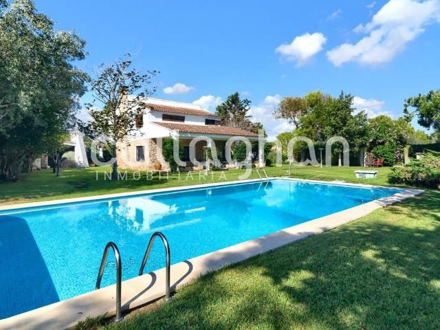 Chalet en venta en Godella, Nueva Santa Barbara Cruz de Gracia. En una parcela de 3.484 m2 se alza este refugio único en Godella, rodeado por el jardín más espectacular de la zona. Chalets.