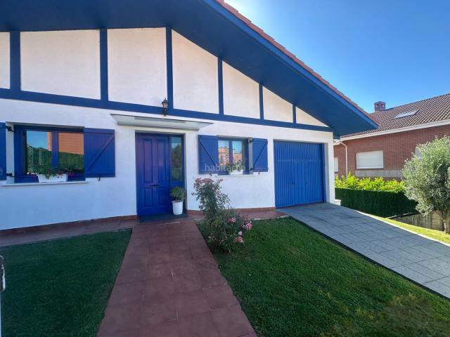 Chalet en venta en Gorliz. Chalet Independiente Con Jardin Privado En zona Residencial. Chalets.