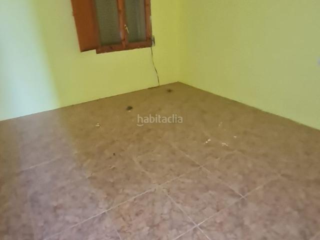 Chalet en venta en Gallur. Casa de dos plantas para reformar en su totalidad. Cuatro estancias, baño y cocina. Chalets.
