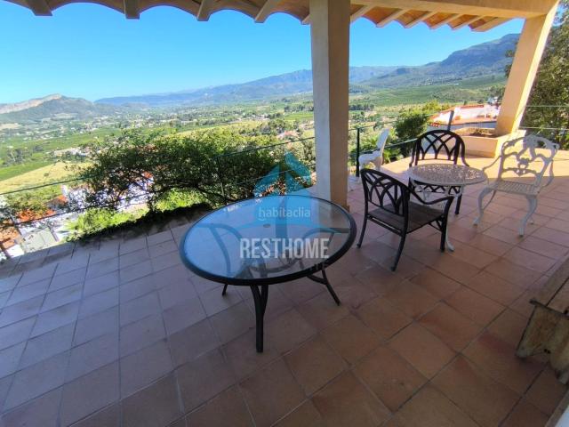 Chalet en venta en Gandia, Urbanizaciones. Espacio, privacidad y naturaleza se unen en este chalet listo para entrar a vivir en la urbanización Montepino de Gandía. Chalets.