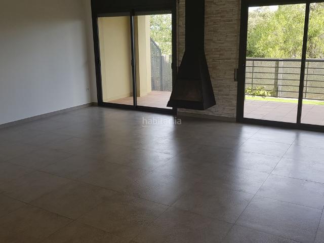 Chalet en venta en Garrigàs. Casa en venta con inquilino en Garrigas. Chalets.