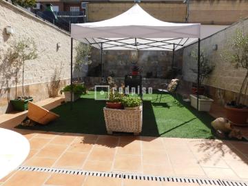 Chalet en venta en Getafe, Perales del Río. LISTA PARA ENTRAR A VIVIR! CASA ADOSADA CON PATIO REFORMADO, BUHARDILLA Y GARAJE. Chalets.