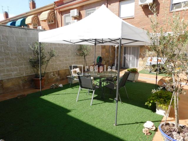 Chalet en venta en Getafe, Perales del Río. LISTA PARA ENTRAR A VIVIR! CASA ADOSADA CON PATIO REFORMADO, BUHARDILLA Y GARAJE. Chalets.