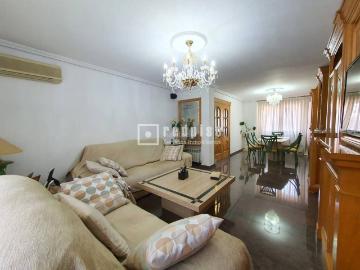 Chalet en venta en Getafe, Sector 3. Magnifico chalet de 290m2, 4 plantas, 5 dormitorios, 1 planta en baja, 2 baños, aseo, salón, cocina, buhardilla, sótanogaraje. Pat. Chalets.