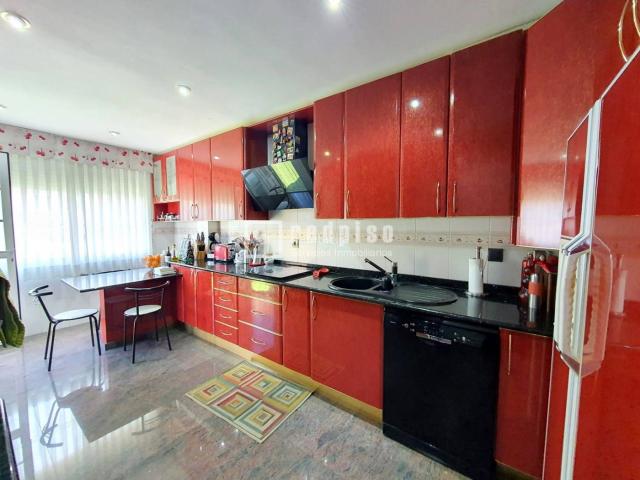 Chalet en venta en Getafe, Sector 3. Magnifico chalet de 290m2, 4 plantas, 5 dormitorios, 1 planta en baja, 2 baños, aseo, salón, cocina, buhardilla, sótanogaraje. Pat. Chalets.