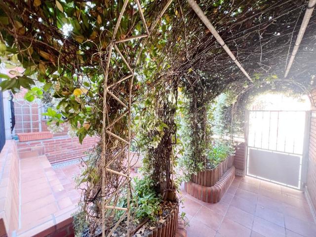 Chalet en venta en Getafe, Sector 3. Chalet adosado de 6 habitaciones, 3 baños y completamente amueblado. Chalets.