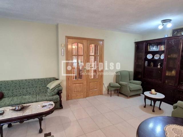 Chalet en venta en Getafe, Sector 3. Chalet adosado en Sector 3 de 181m2, 3 plantas, 3 dormitorios, 2 baños, aseo, salón, cocina, buhardilla, garaje y patios de 45 y 7. Chalets.