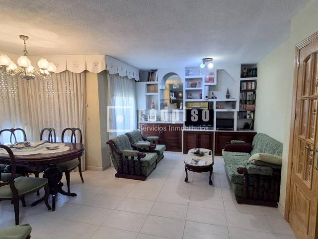 Chalet en venta en Getafe, Sector 3. Chalet adosado en Sector 3 de 181m2, 3 plantas, 3 dormitorios, 2 baños, aseo, salón, cocina, buhardilla, garaje y patios de 45 y 7. Chalets.