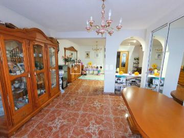 Chalet en venta en Getafe, Sector 3. Chalet adosado en 2001 de Sector 3 de 237 m2, 3 plantas, 4 dormitorios, 3 baños, salón, cocina, sala de estar, buhardilla, garaje. Chalets.