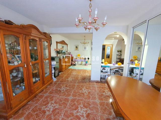 Chalet en venta en Getafe, Sector 3. Chalet adosado en 2001 de Sector 3 de 237 m2, 3 plantas, 4 dormitorios, 3 baños, salón, cocina, sala de estar, buhardilla, garaje. Chalets.