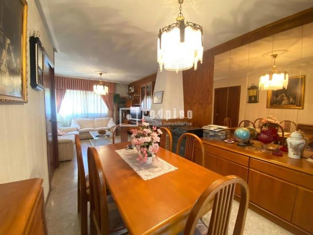 Chalet en venta en Getafe, Sector 3. Chalet de 166m2, 3 plantas, 4 dormitorios, aseo, 2 baños, salón, cocina, buhardilla, garaje y patios de 22 y 44m2. Chalets.