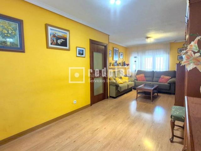 Chalet en venta en Getafe, Sector 3. Chalet de 181m2, 3 plantas, 4 dormitorios, 3 baños, salón, cocina, buhardilla, garaje y patios de 19 y 44m2. Chalets.