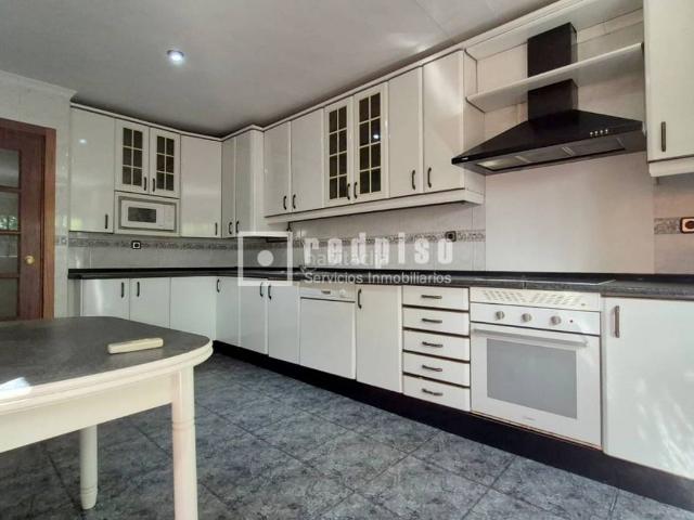 Chalet en venta en Getafe, Sector 3. Chalet de 234m2, 4 plantas, 4 dormitorios, 1 dormitorio en planta baja, 3 baños, salón, cocina, buhardilla, sótano, garaje y patio. Chalets.