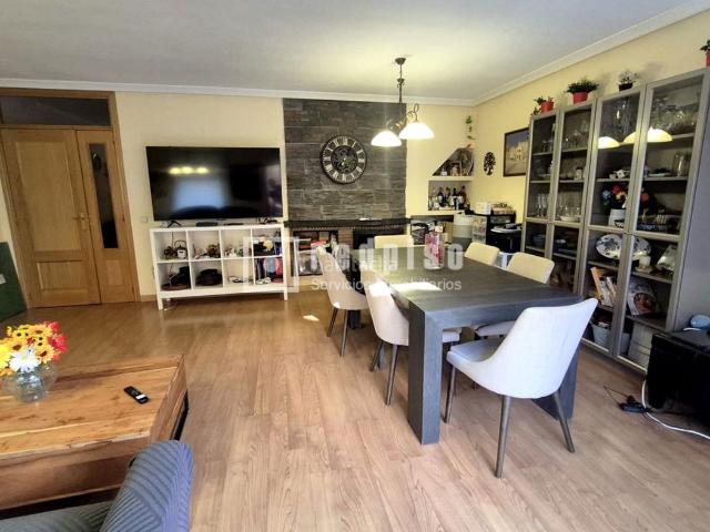 Chalet en venta en Getafe, Sector 3. Chalet de 241m2, 4 plantas, 4 dormitorios, 2 baños, aseo, salón, cocina, buhardilla, garajesótano de 48m2 y patio de 42m2. Piscina. Chalets.