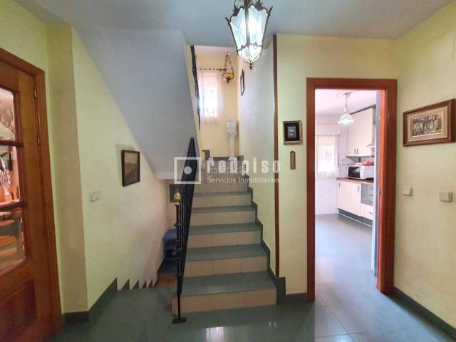 Chalet en venta en Getafe, Sector 3. Chalet de 3 plantas, 5 dormitorios, salón, cocina, despensa, 3 baños, buhardilla y patio de 129m2. Chalets.