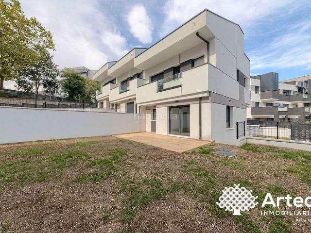Chalet en venta en Getxo, Alango. Chalet Adosado en Venta en Neguri, Getxo con 2 parcelas de garaje y jardín. Chalets.