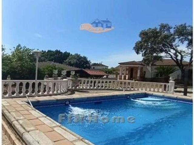 Chalet en venta en Gerena. Urbanización Los Zarzalejos. Sevilla