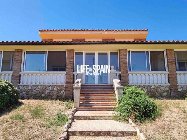 Chalet en venta en Ginestar Costa Dorada. Villa con agua, luz y piscina. Chalets.