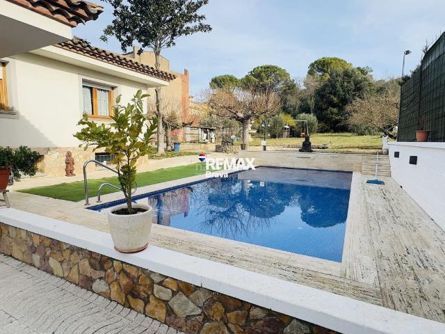 Chalet en venta en Girona, Montilivi. Montilivi, Girona Villa independiente con piscina privada y amplio terreno. Chalets.