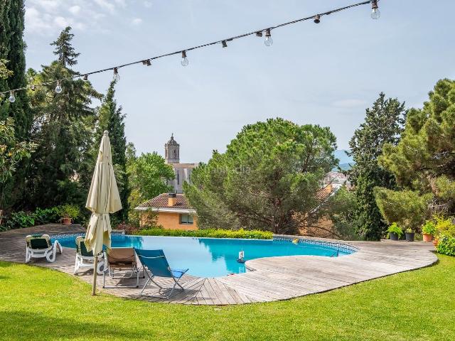 Chalet en venta en Girona, Montjuïc. Espectacular chalet aislado con privacidad y vistas únicas sobre Girona. Chalets.