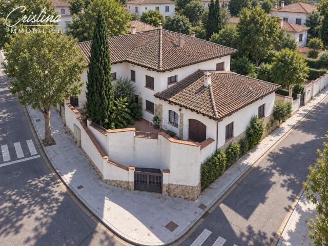Chalet en venta en Girona, Carme Vistalegre. Casa con jardín, ascensor y vistas a la Muralla en pleno centro de Girona. Chalets.