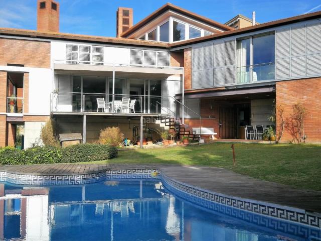 Chalet en venta en Girona, Eixample Nord. Que en 10 minutos a pie, estés en la Plaza independencia haciendo un café o un vino, esto no tiene precio, o si?. Chalets.