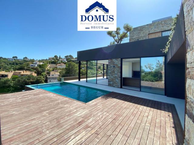 Chalet en venta en Girona, La Devesa. Venta casa de nova construcció amb vistes al mar a Pals. Chalets.