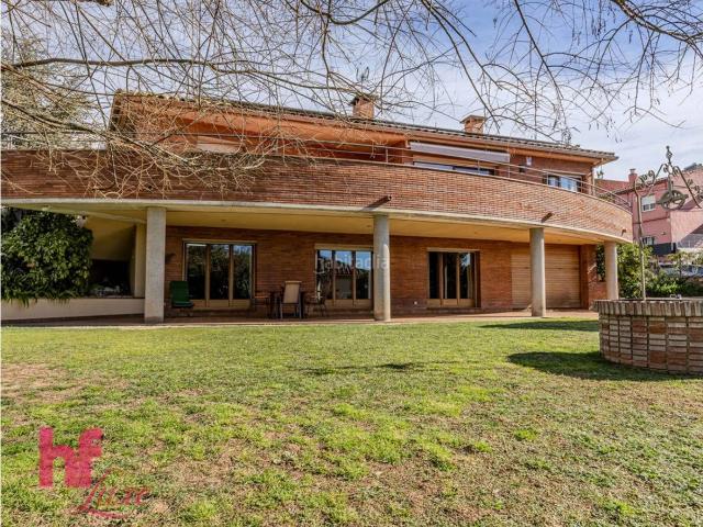 Chalet en venta en Granollers, Font Verda. Exclusiva finca de alto standing con vistas panorámicas y potencial de segunda vivienda en Granollers Barcelona. Chalets.