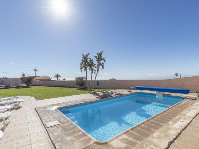Chalet en venta en Granadilla de Abona, Charco del Pino. Chalet independiente con vistas al mar, piscina climatizada y amplio terreno con huerto en Charco del Pino. Chalets Granadilla de.
