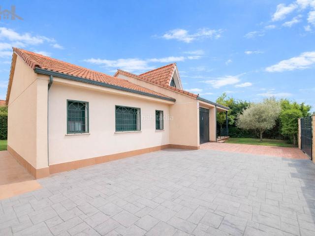 Chalet en venta en Guadarrama. Casa o chalet independiente en venta en Calle Montecarlo, 44. Chalets.