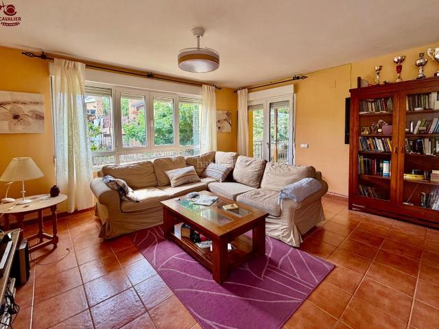 Chalet en venta en Guadarrama. Chalet independiente de 320m2 con 5 dormitorios y 3 baños con garaje para 2 vehículos en soleada parcela ajardinada de 532m2. Chalets.