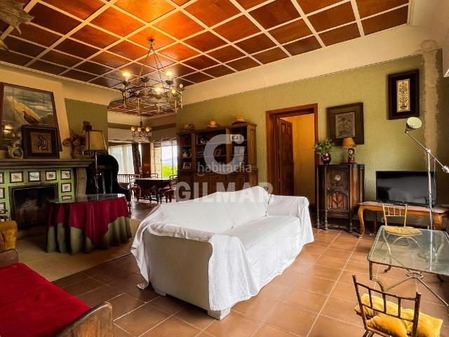 Chalet en venta en Guadarrama. Este precioso chalet independiente en Guadarrama es una excelente oportunidad para aquellos que deseen invertir en una propiedad c. Chalets.