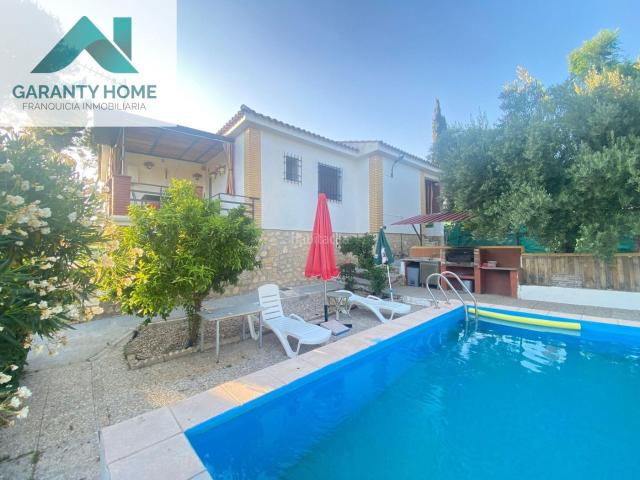 Chalet en venta en Guardia de Jaén La. Chalet amueblado de 200 m2 en parcela de 1.100 m2, con piscina, huerto y acceso al río, con alquiler con opción a compra. Chalets Guardia de Jaén.