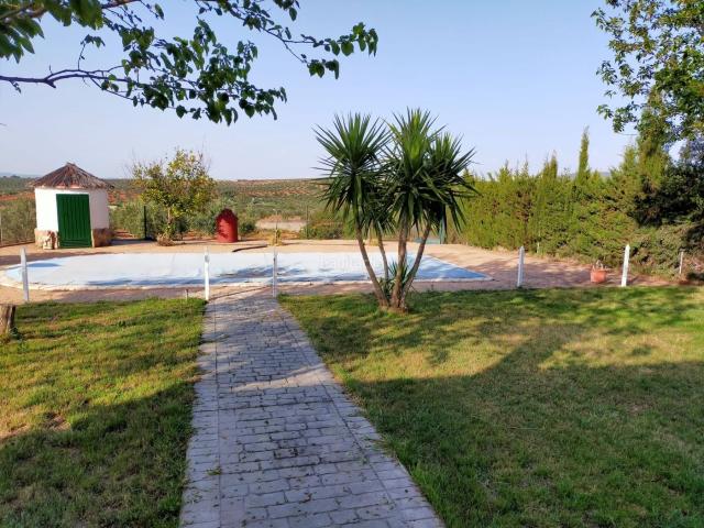 Chalet en venta en Guareña. OPORTUNIDAD: BONITA CASA DE CAMPO CON FINCAS DE OLIVOS. Chalets.