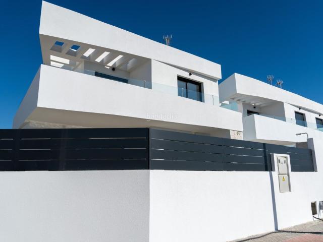 Chalet en venta en Dolores. Villas Adosadas de Obra Nueva Listas para Entrar a Entrar Dolores, Alicante. Chalets.